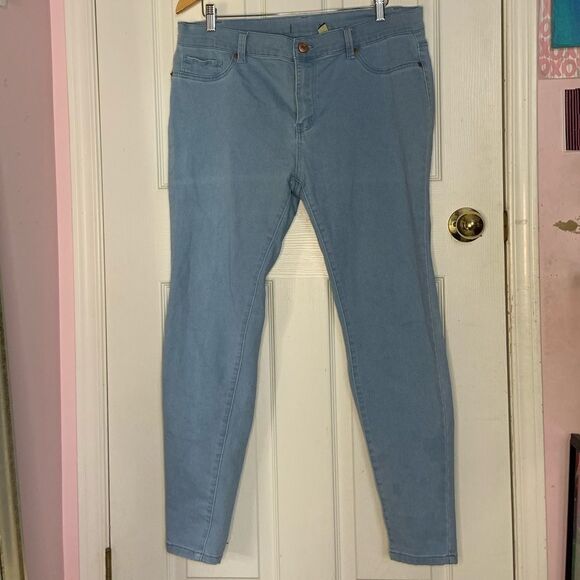 F21+ Light Denim Jeggings - Picture 4 of 7
